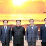 Kim posó ayer con miembros de la delegación surcoreana, con los que acordó una cumbre bilateral con su homólogo surcoreano en