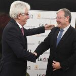 El alcalde Antonio Silván y el presidente de la Fundación EspañaDuero, José Ángel Hermida suscriben el convenio