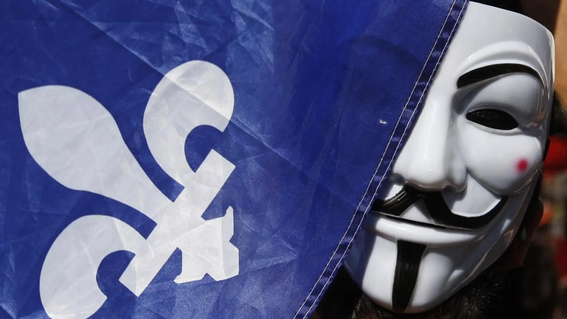 Un manifestante con una máscara de Anonymous/Reuters