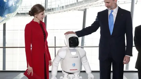 Los Reyes, con el robot Asimo el pasado año en Tokio/ Efe