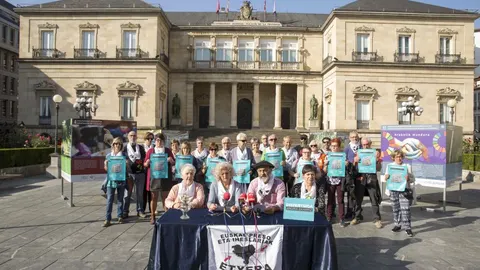 Los portavoces de la asociación de presos de ETA 'Etxerat' presentan en Vitoria la iniciativa "Sacar la dispersión a la luz"