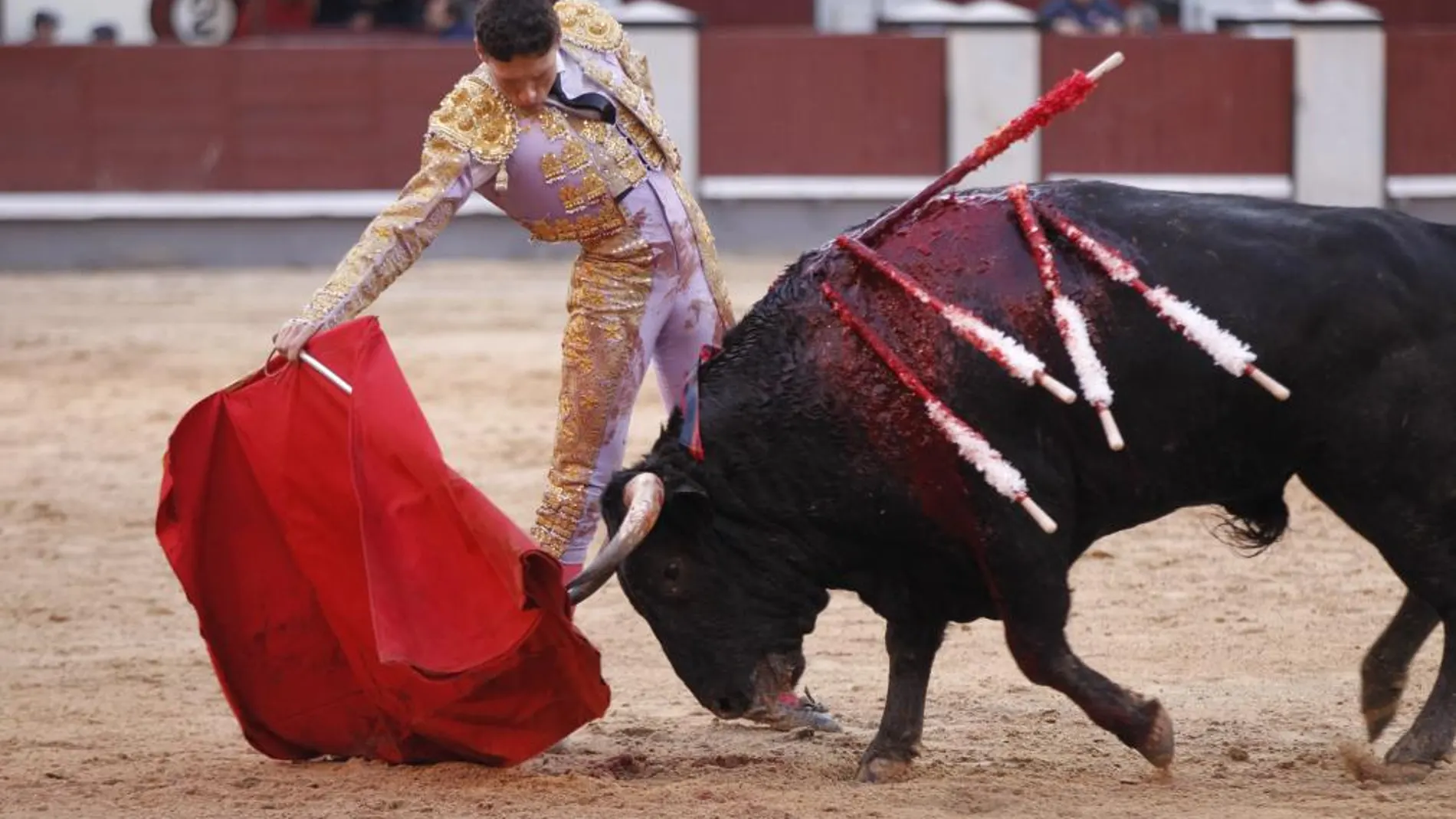 Roberto Blanco torea con la derecha al tercero de Guadaira