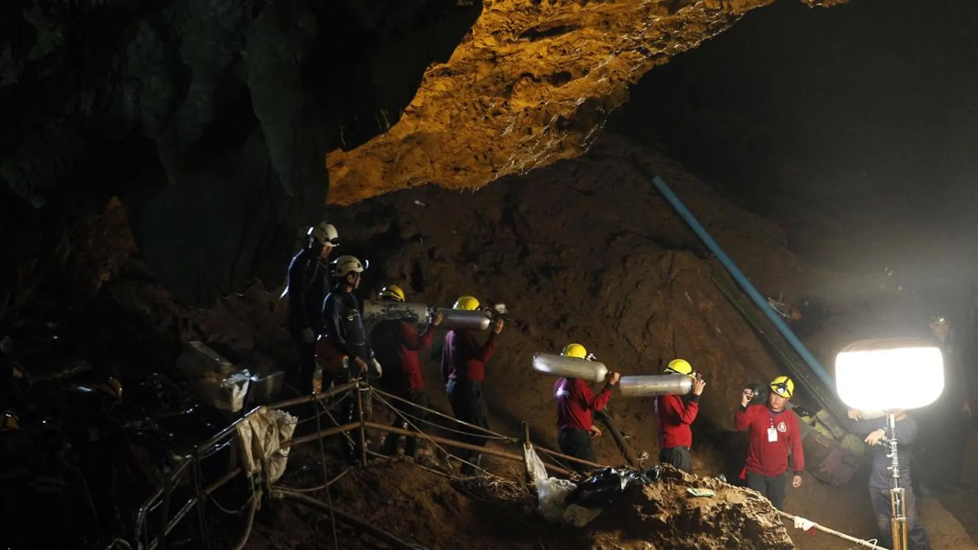 Labores de rescate de los 13 desaparecidos en la cueva / Foto: Efe
