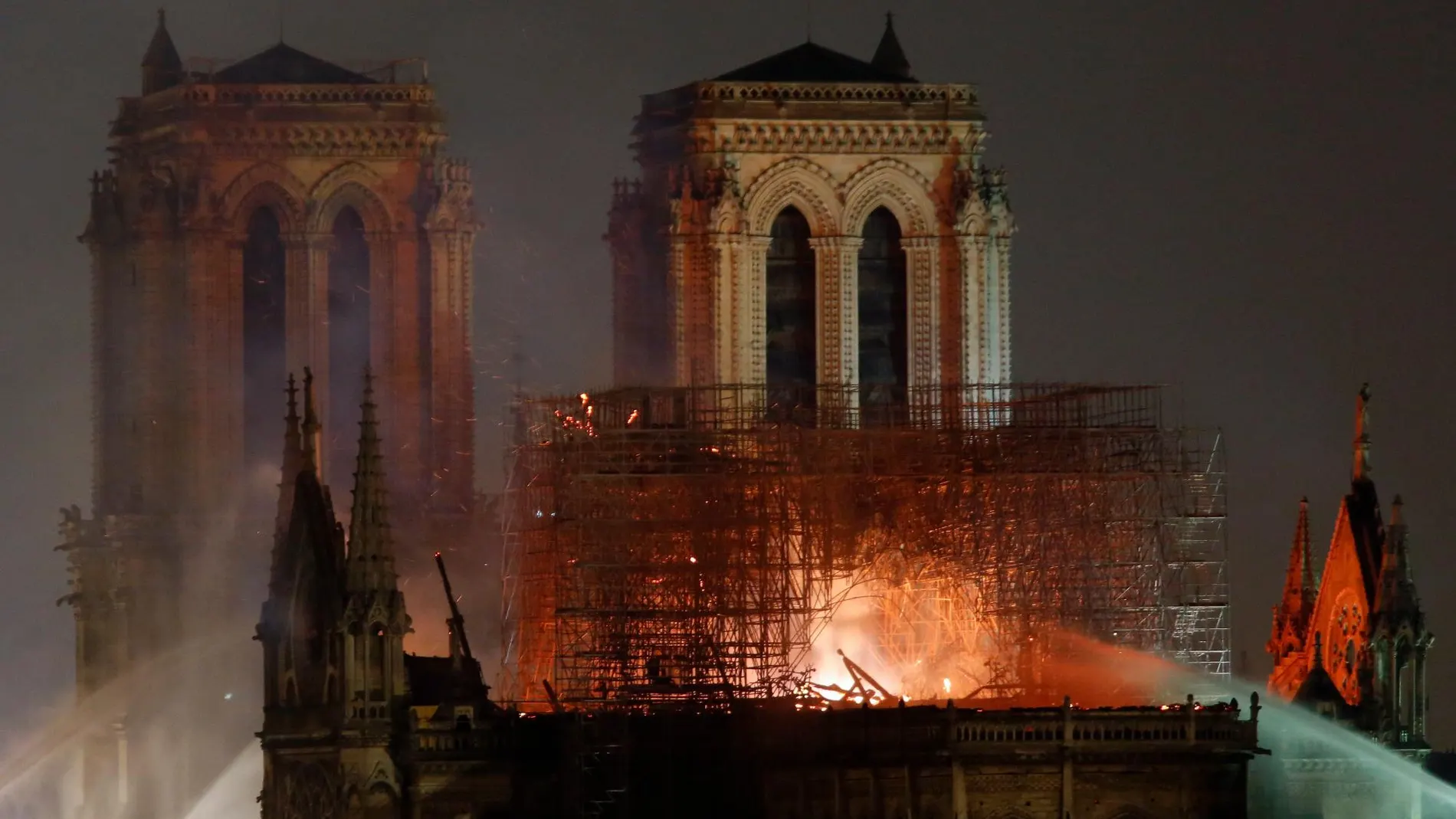 Desde cuándo arde Notre Dame?