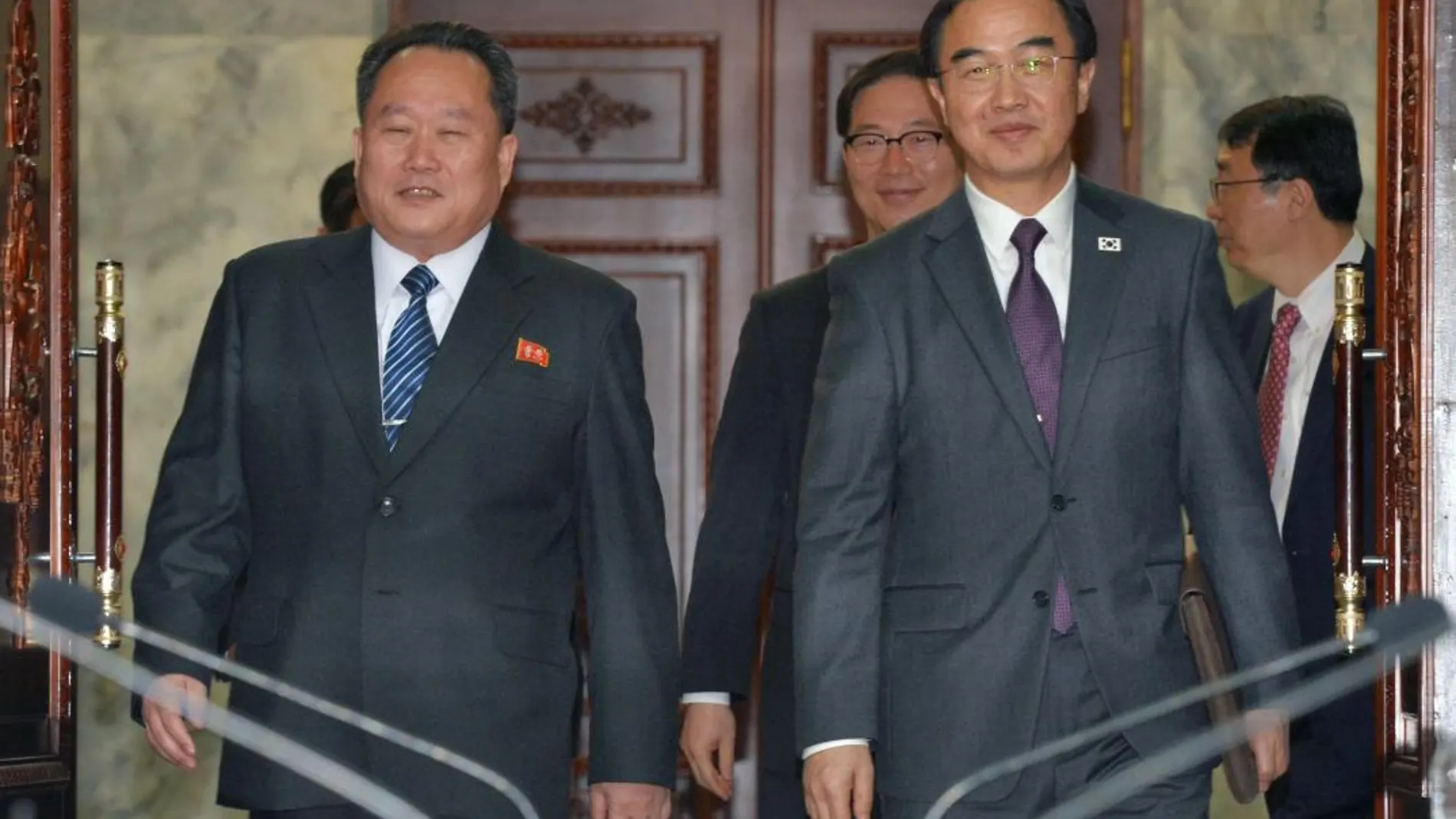 El ministro de Unificación surcoreano, Cho Myoung-gyon (dcha), y el jefe de la Agencia Norcoreana para Asuntos con el Sur, Ri Son-gwon (izq), se dirigen a mantener una reunión de alto nivel en la localidad fronteriza de Panmunjom.