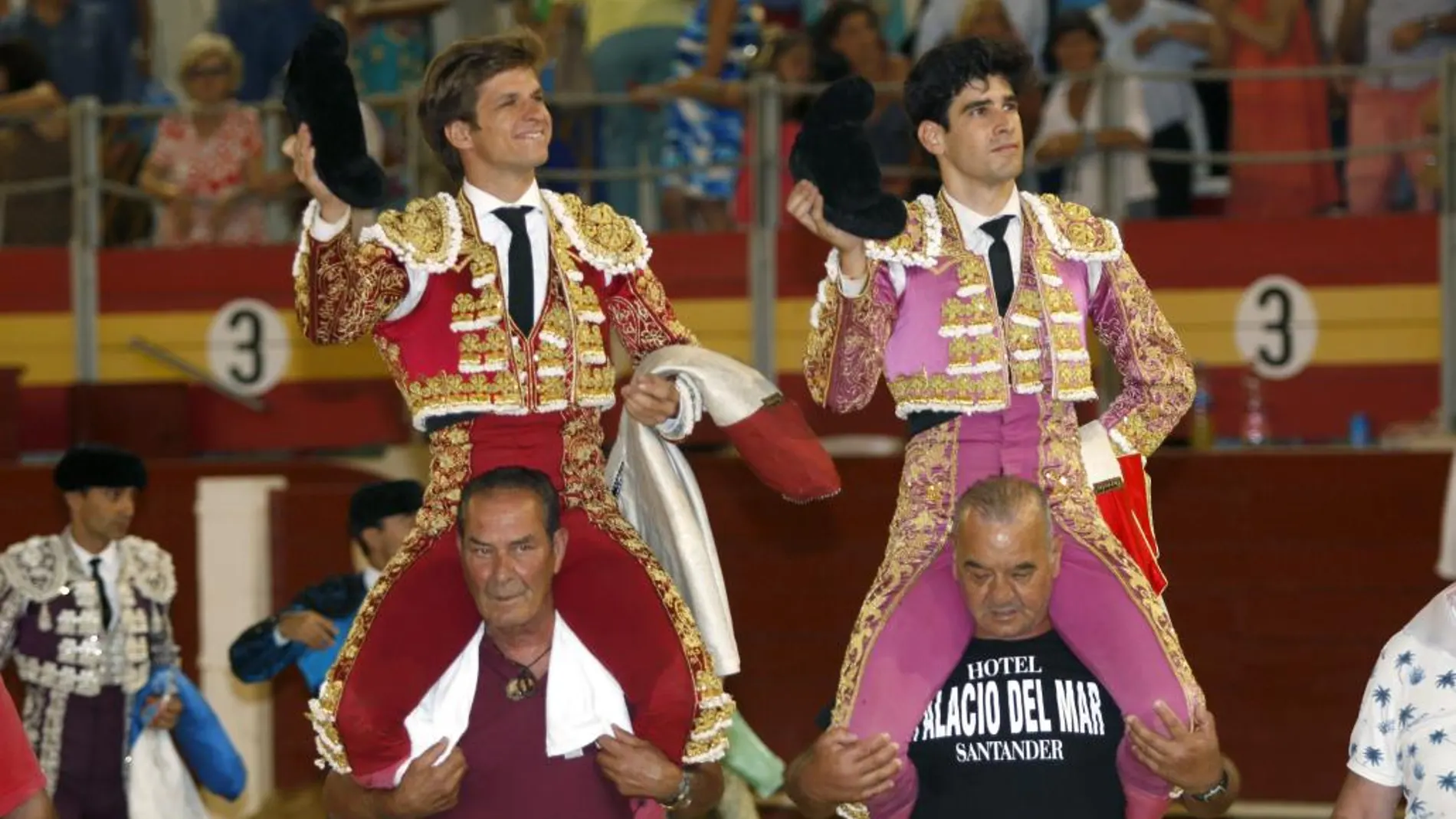 Los diestros Julian Lopez "El Juli"(i) y López Simón salen a hombros tras el primer festejo taurino de abono celebrado esta tarde en la plaza de toros de Almería.