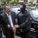 Policías escoltan a Christos Pappas (centro), miembro de Amanecer Dorado, a su llegada a los tribunales en Atenas (Grecia) el jueves 2 de octubre de 2013.