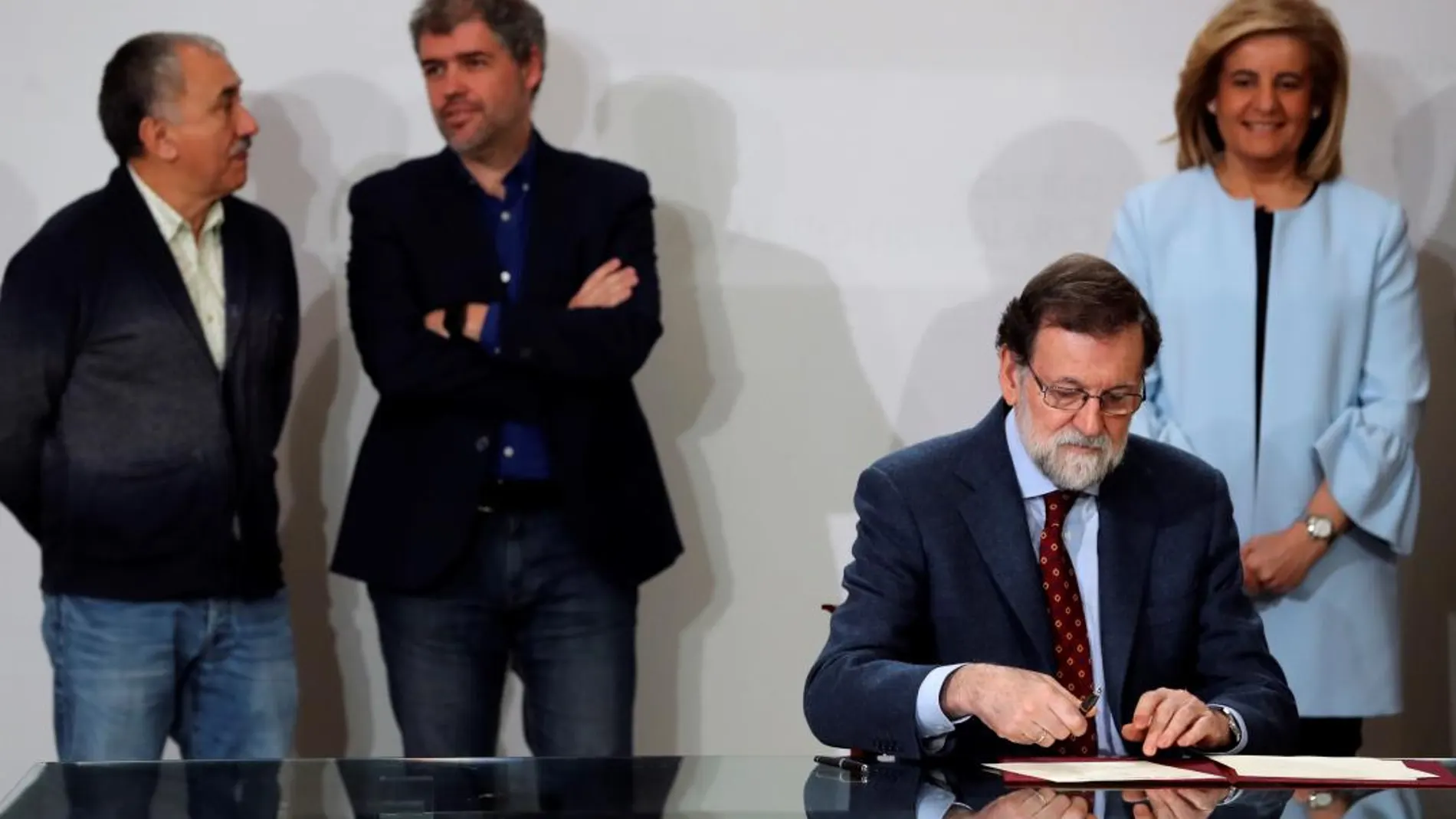 El presidente del Gobierno, Mariano Rajoy, acompañado por la ministra de Empleo y Seguridad Social, Fátima Báñez, y los secretarios generales de CC OO y UGT, Unai Sordo (2i) y Pepe Álvarez (i), durante la firma del acuerdo social