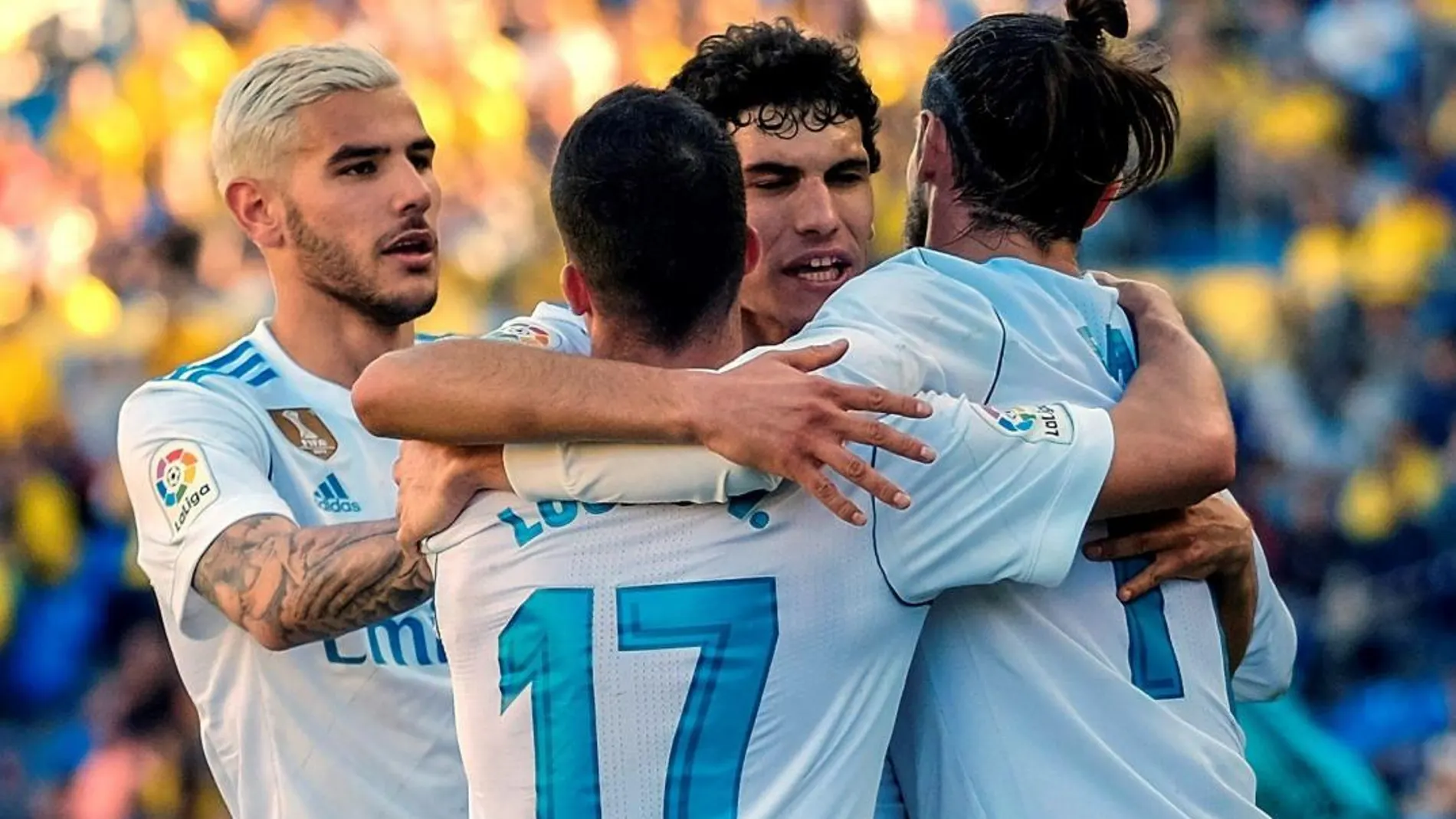 Los jugadores del Real Madrid felicitan a Gareth Bale (d) tras marcar ante la UD Las Palmas. EFE/Ángel Medina