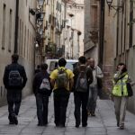 Un grupo de jóvenes estudiantes pasea por el centro de Salamanca
