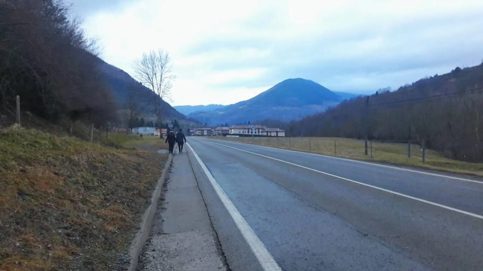 Puigdemont sube a Instagram una imagen de una carretera junto a la frontera camino de un cuartel de la Guardia Civil