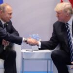 Imagen de archivo de otra reunión entre Valdimir Putin y Donald Trump