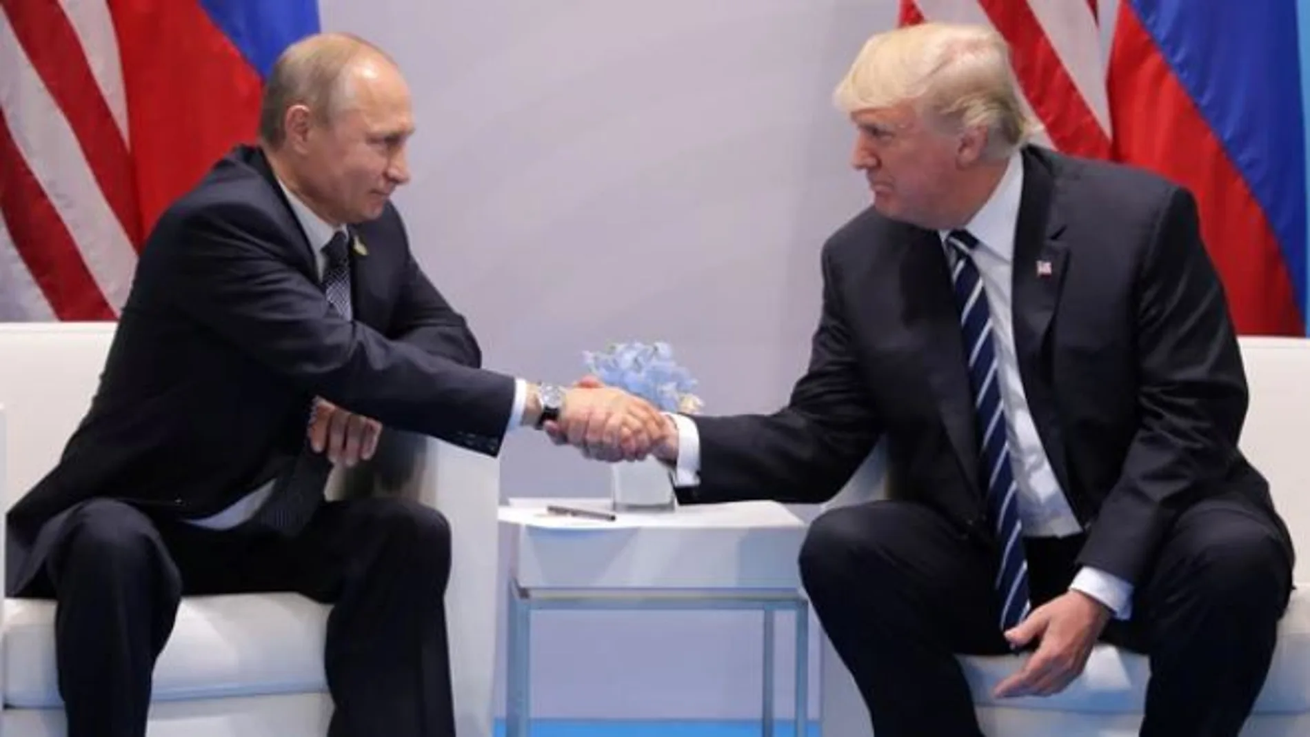 Imagen de archivo de otra reunión entre Valdimir Putin y Donald Trump