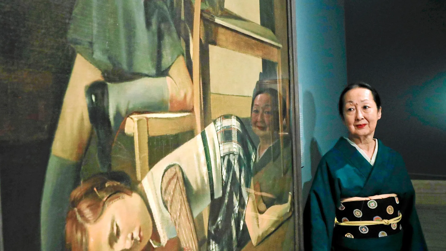 Sesutko Klossowska de Rola, viuda de Balthus, ante el cuadro «Las hermanas Blanchard», uno de los 47 otros que se muestran en la exposición del Museo Thyssen de Madrid