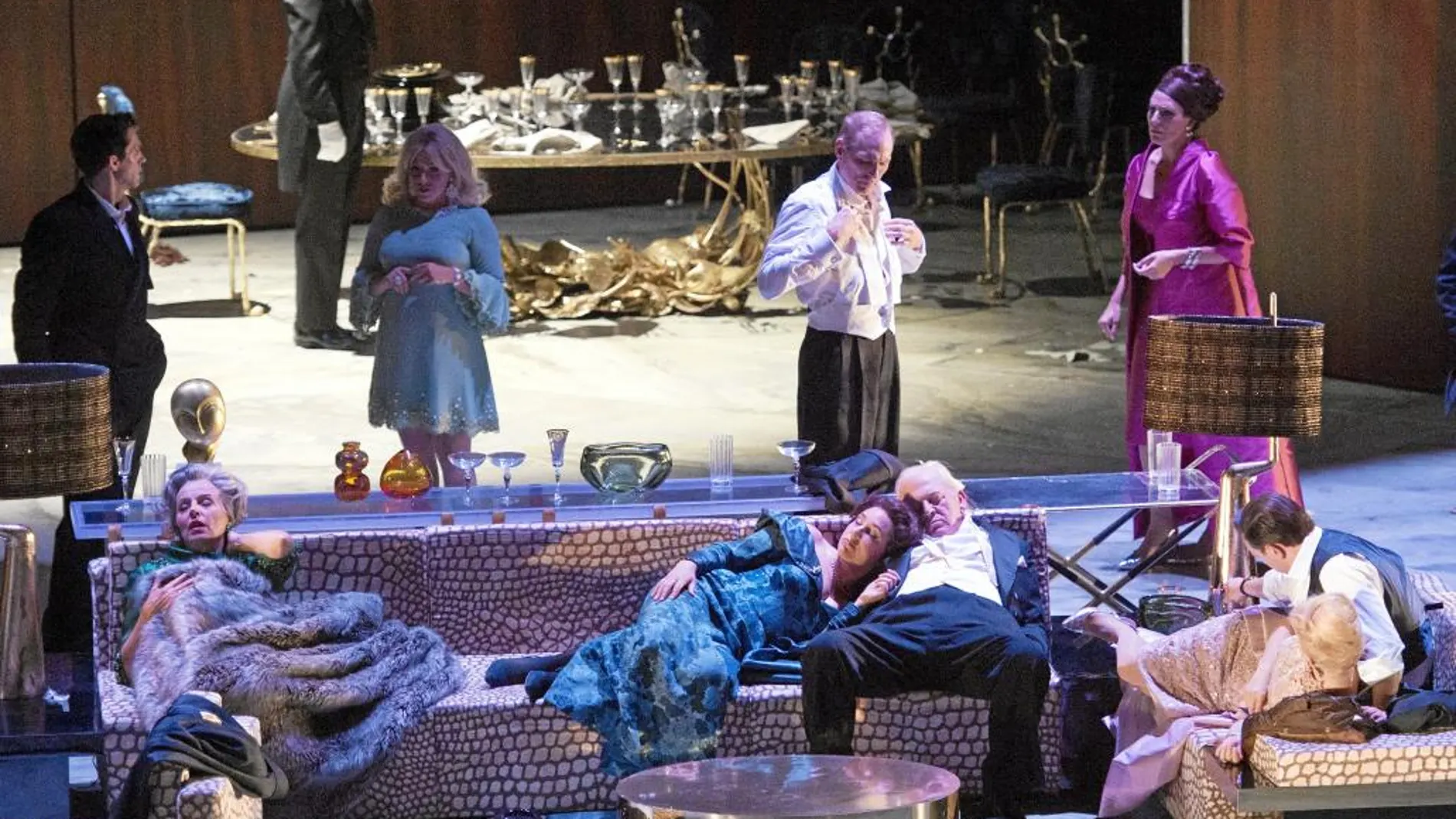 La ópera (en la imagen, los personajes en el salón comedor) recrea la película de Buñuel de 1962