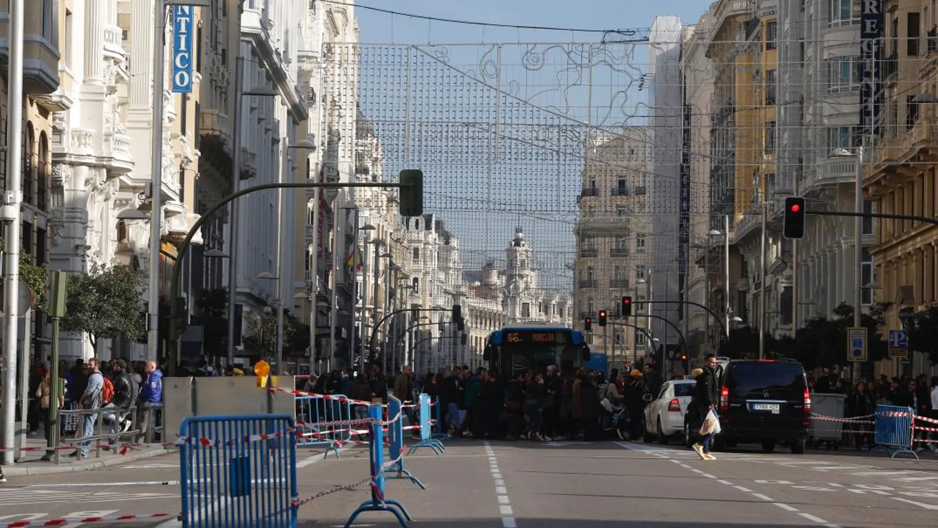 Herido un joven de 16 años tras caer de una azotea en Gran Vía