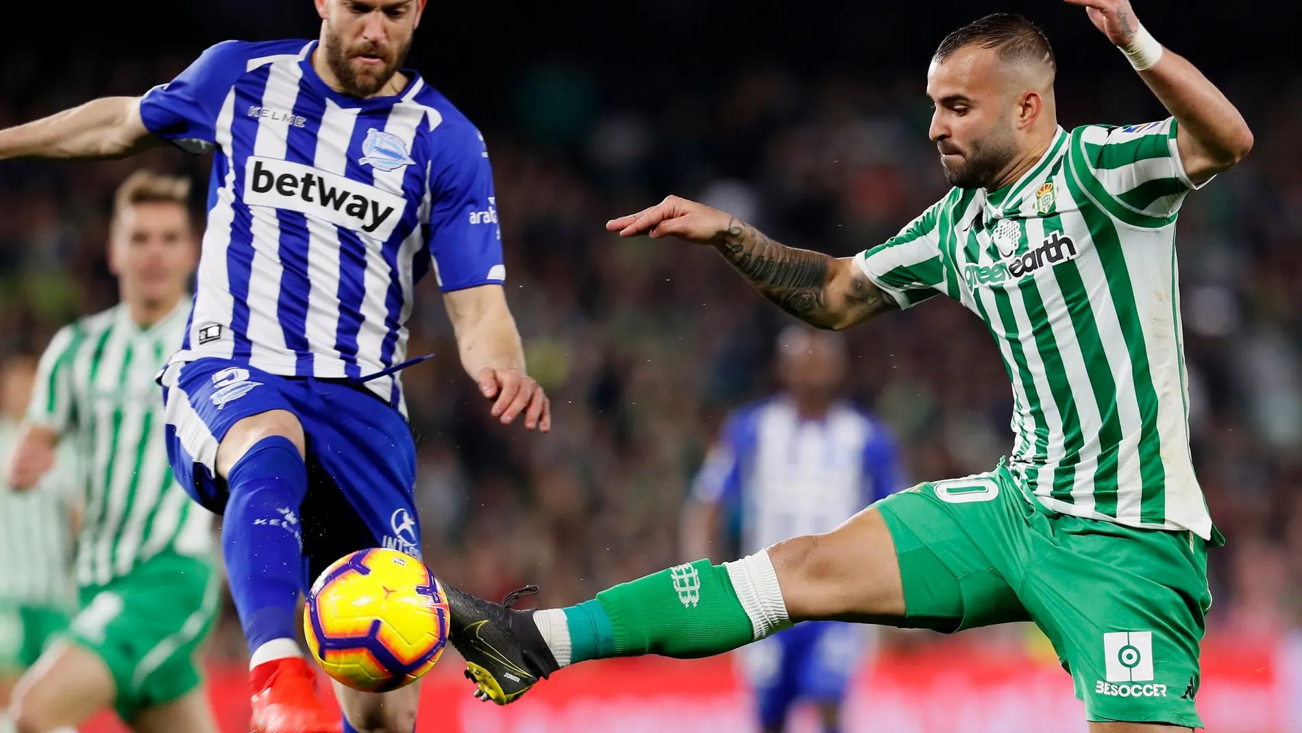 El delantero del Betis, Jesé Rodríguez (d) ante el defensa del Deportivo Alavés, Víctor Laguardia (i), durante el partido. Foto: Efe