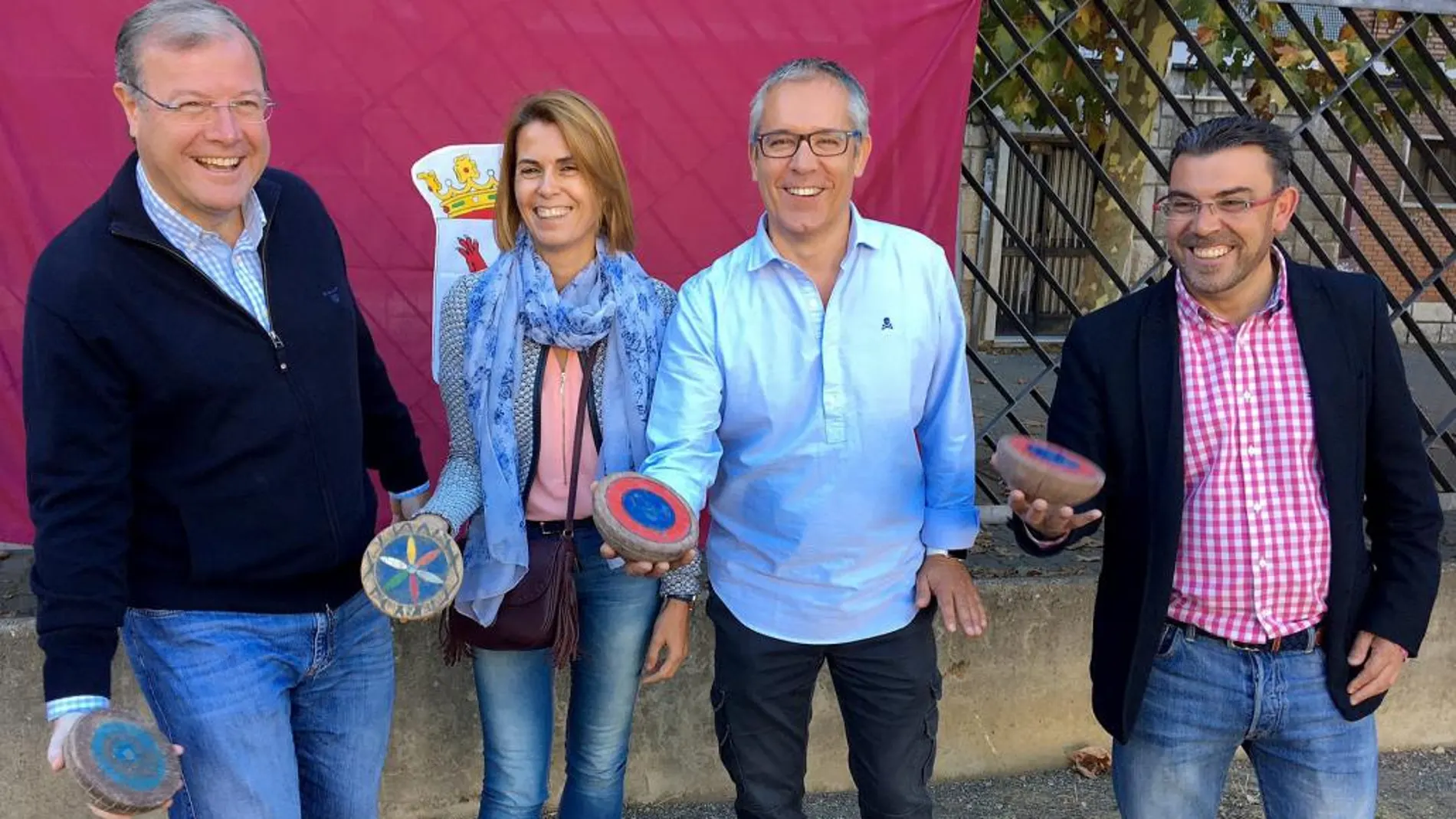 El alcalde de León, Antonio Silván; la alcaldesa de Abades (Segovia), Magdalena Rodríguez; y los concejales de Deportes y de Fiestas del Ayuntamiento León, José María López Benito y Pedro Llamas