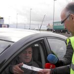 El delegado del Gobierno, Ramiro Ruiz Medrano, informa a un conductor de la nueva campaña a la entrada de Villanubla