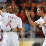Compañeros felicitan a Sergio Ramos tras marcar el primer gol del partido en el minuto 2