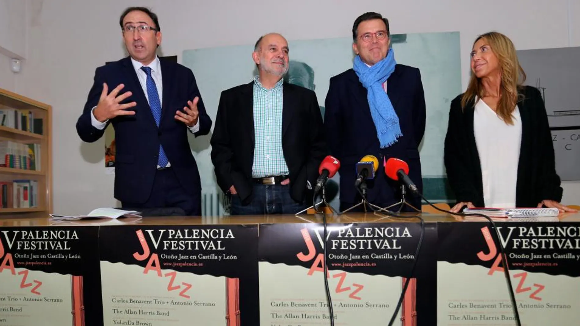 Polanco presenta el festival de jazz junto a su director José Ángel Zapatero; el secretario general de la Consejería de Cultura, José Rodríguez Sanz Pastor; y la concejal Carmen Fernández a