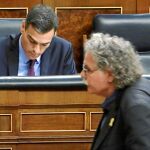 El presidente del Gobierno, Pedro Sánchez, y el portavoz de ERC (Joan Tardá) ayer, durante la comparecencia monográfica en el Congreso sobre Cataluña