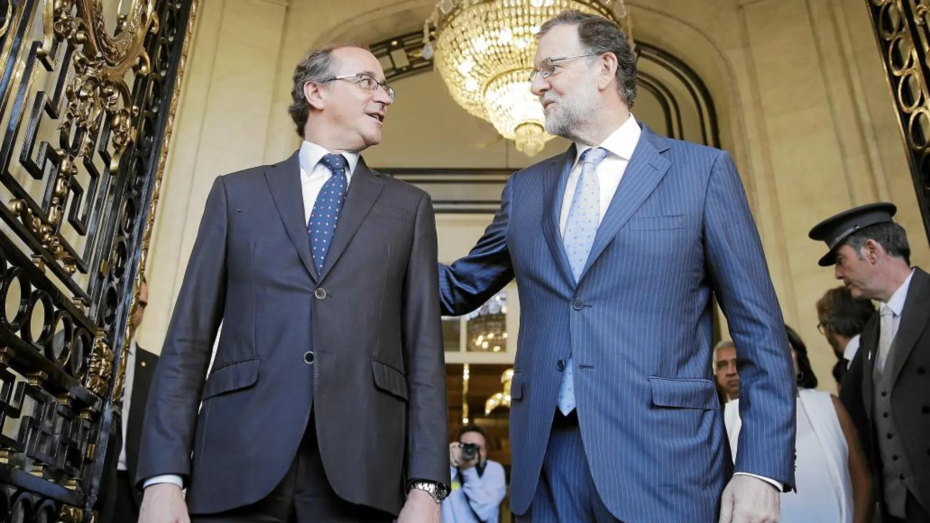 El presidente del Ejecutivo en funciones, Mariano Rajoy, con el candidato a lendakari, Alfonso Alonso
