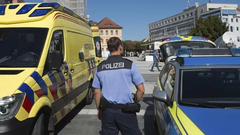 Un agente de la policía hace guardia en la Kornmarkt square en Bautzen.