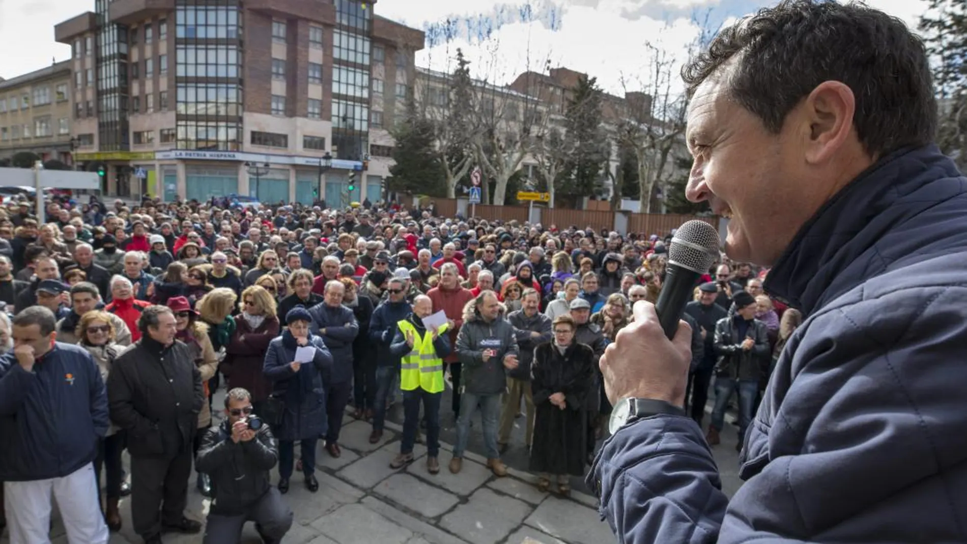 La plataforma Ávila libre de peajes reunió a cientos de personas. Ángel Zancajo se dirige a los asistentes