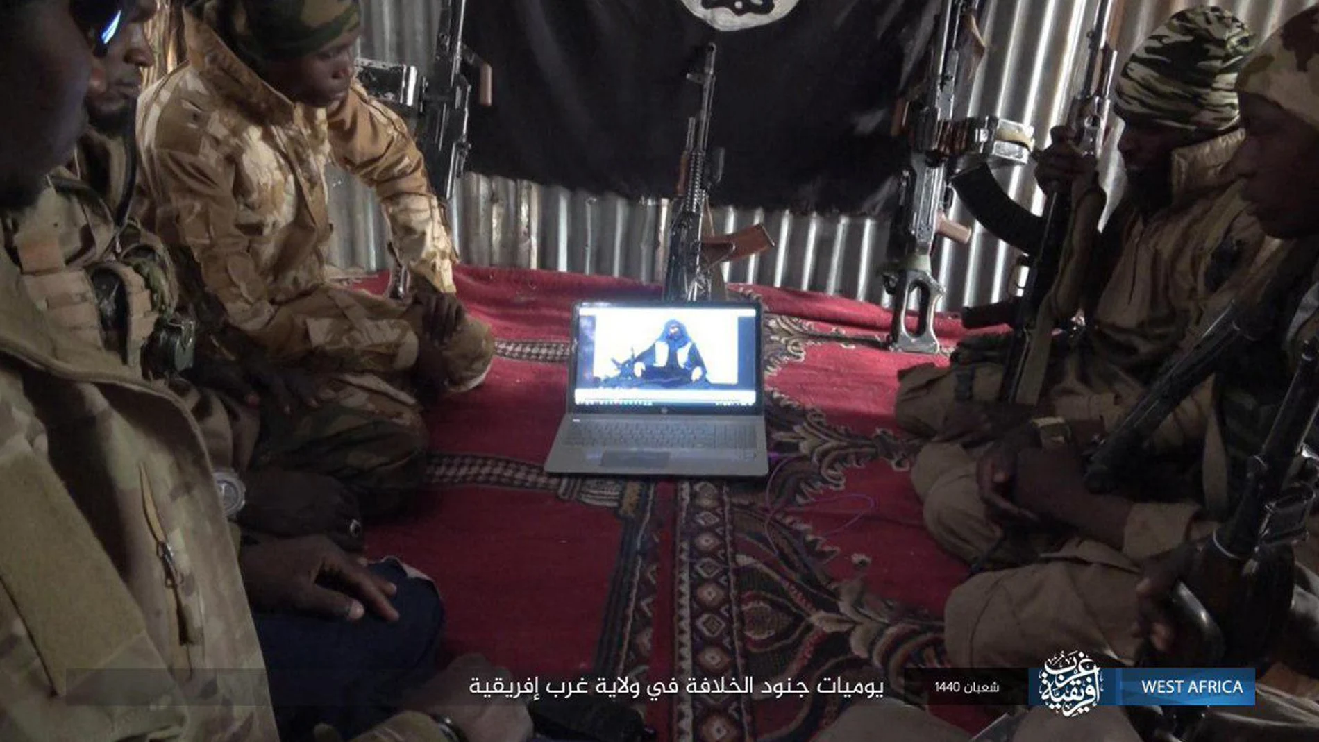 Terroristas de Daesh escuchan el vídeo de su “califa” Baghdadi