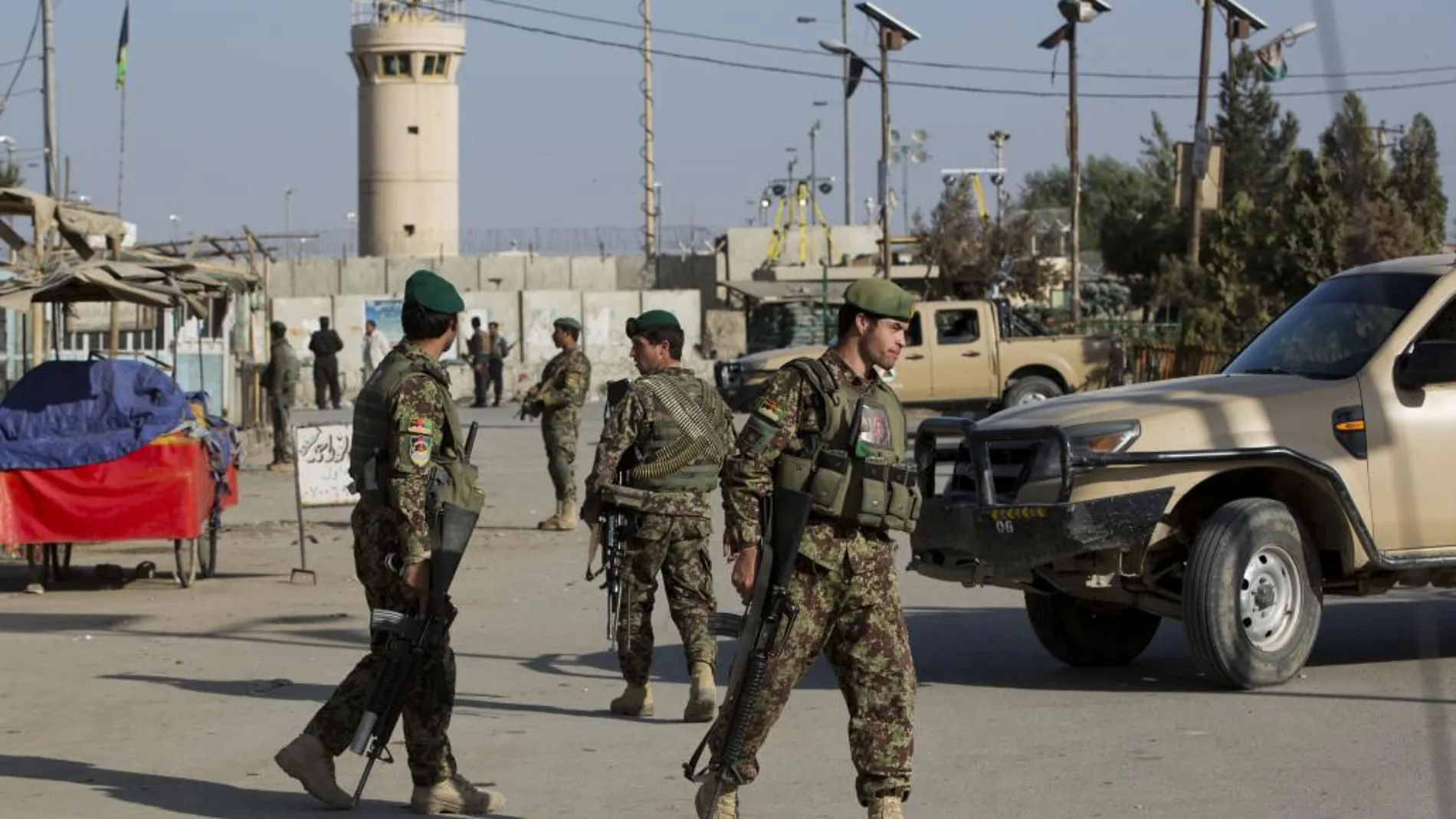 Soldados afganos, a las puertas de la base de Bagram, al norte de Kabul.