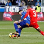 El defensa francés del Sevilla Lionel Carole pelea un balón con el delantero del Alavés Munir El Haddadi