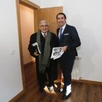El consejero de Fomento y Medio Ambiente, Juan Carlos Suárez-Quiñones, visita una vivienda rehabilitada destinada a alquiler social junto al vicario episcopal de Asuntos Económicos y Sociales, Pedro Puente