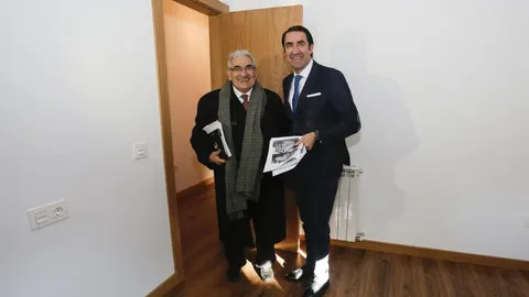El consejero de Fomento y Medio Ambiente, Juan Carlos Suárez-Quiñones, visita una vivienda rehabilitada destinada a alquiler social junto al vicario episcopal de Asuntos Económicos y Sociales, Pedro Puente
