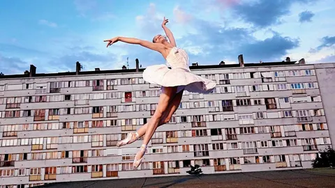 Desde documentales sobre grandes creadores hasta películas de ficción que utilizan la danza como lenguaje principal de sus historias, los 21 filmes, entre cortos, largos y documentales, son todos hitos de poesía, belleza y verdad