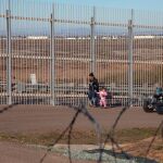 Una mujer migrante es detenida por la policía estadounidense el pasado día 4 en el muro fronterizo de la ciudad de Tijuana, en Baja California (México)