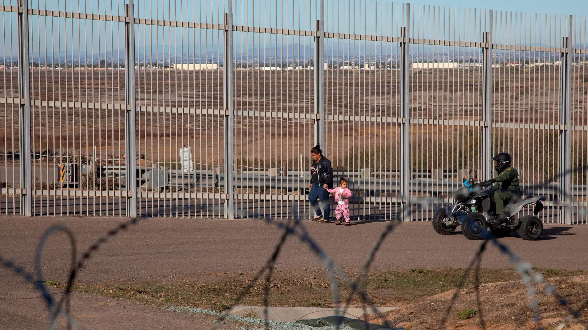 Una mujer migrante es detenida por la policía estadounidense el pasado día 4 en el muro fronterizo de la ciudad de Tijuana, en Baja California (México)