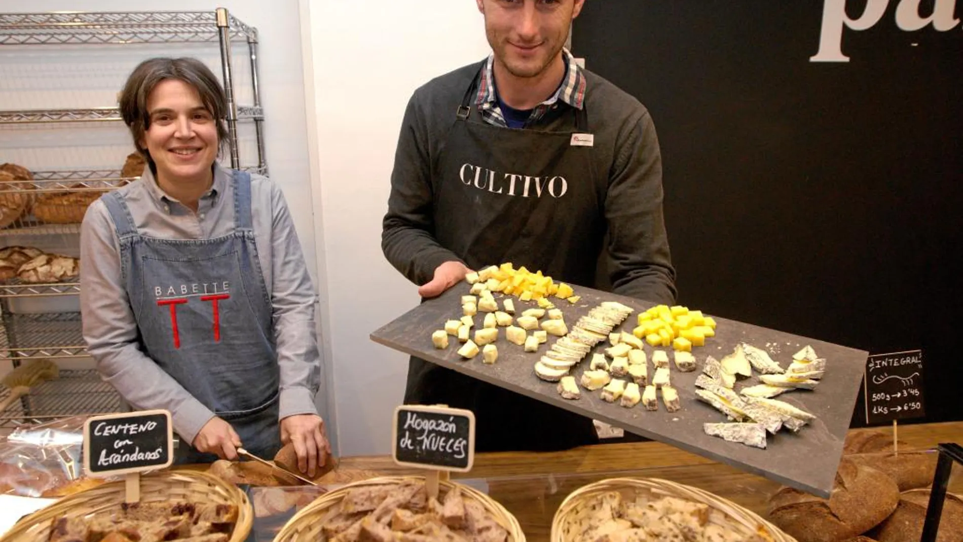 Beatriz Echeverría y Rubén Valbuena en el espacio en el que venden sus productos de origen tradicional