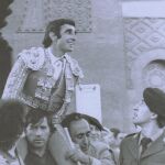 Dámaso González sale a hombros de la Plaza de Toros de Las Ventas, imagen que pertenece a la exposición dedicada al torero albaceteño