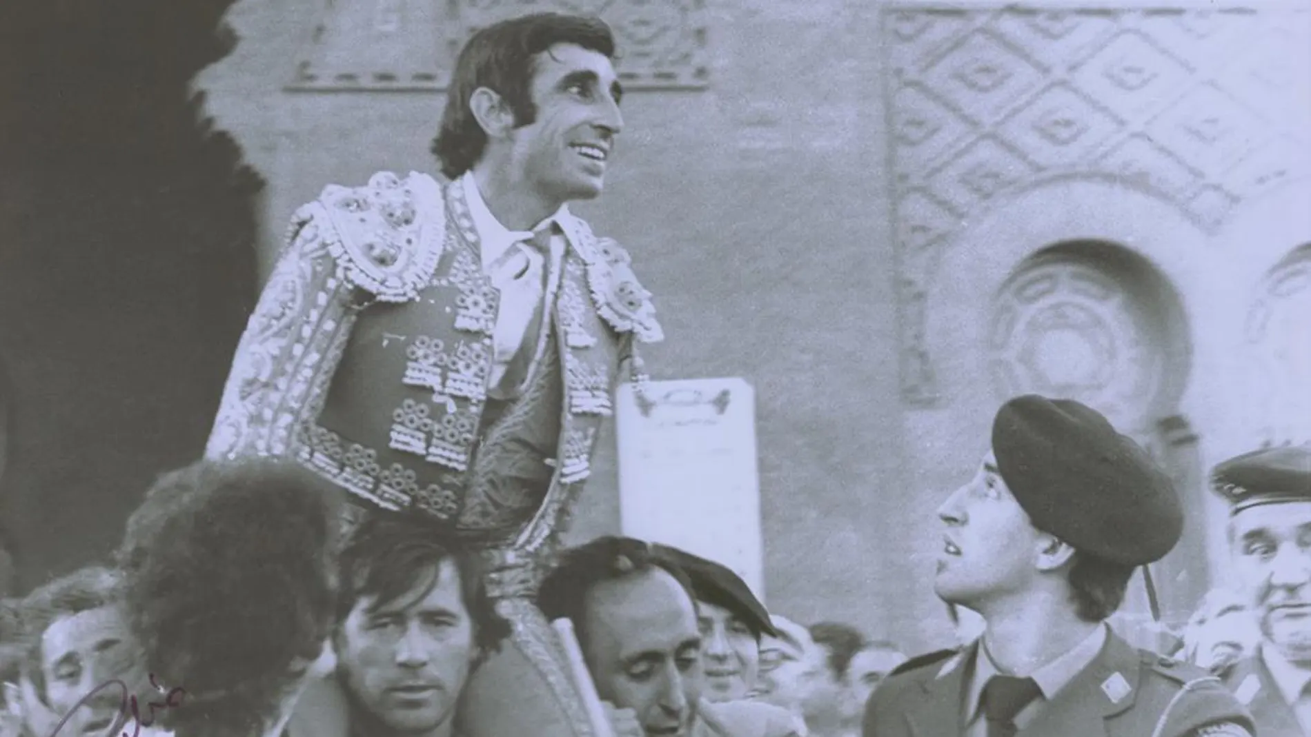 Dámaso González sale a hombros de la Plaza de Toros de Las Ventas, imagen que pertenece a la exposición dedicada al torero albaceteño