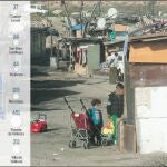 En las calles del poblado chabolista de El Gallinero es frecuente ver a menores en sus calles en horario escolar