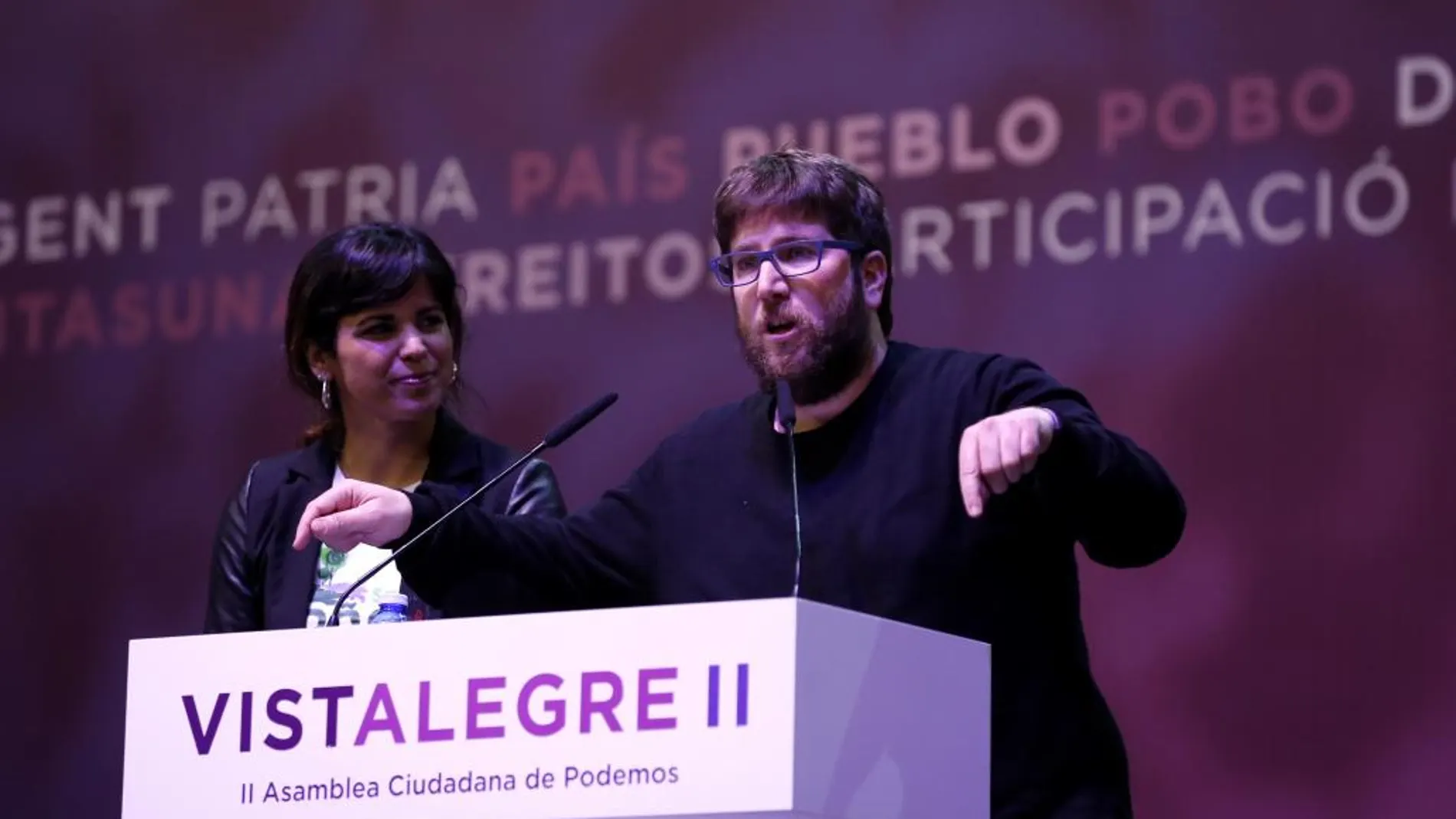 La coordinadora general de Podemos Andalucía, Teresa Rodríguez, y el eurodiputado y miembro de la ejecutiva de Podemos, Miguel Urbán