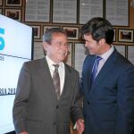 Miguel Rus, presidente de la CES, saluda a su predecesor en el cargo, Antonio Galadí