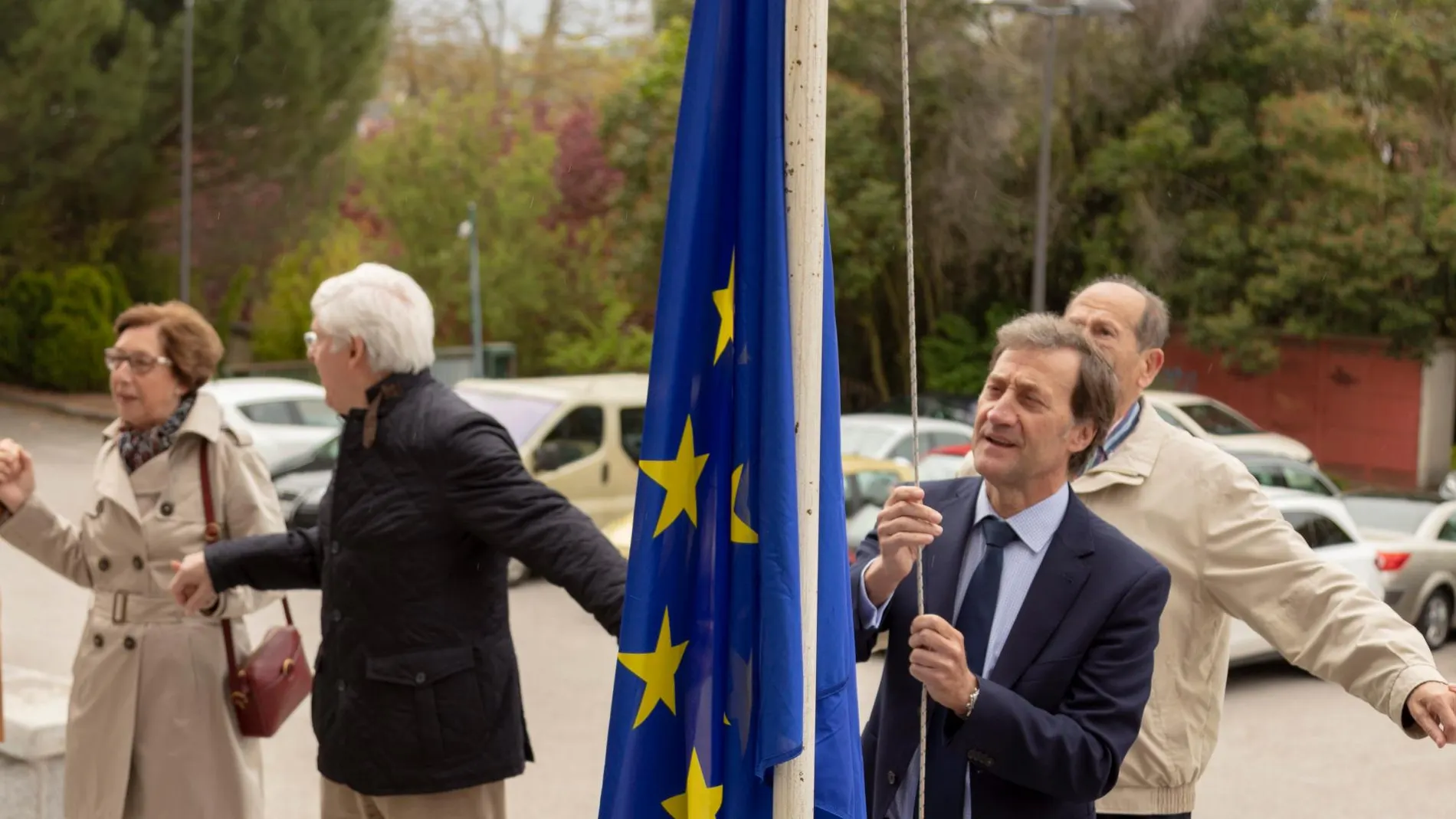 El rector Alberto Gómez Barahona iza la Bandera europea