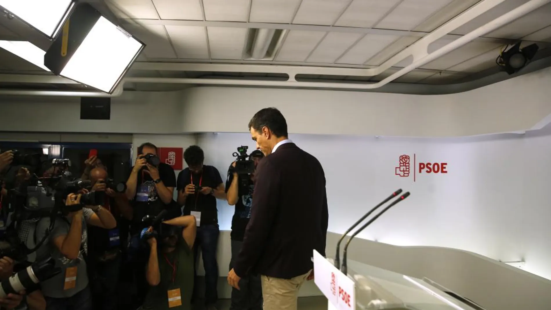 Pedro Sánchez en la rueda de prensa en la que anunció su dimisión