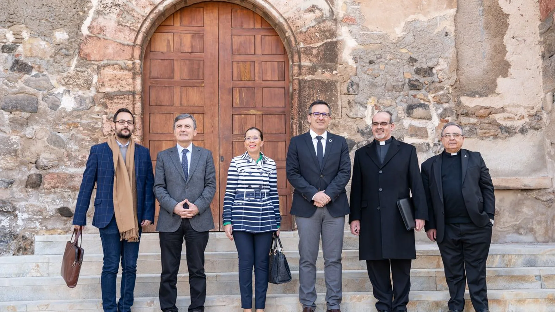 Pedro Saura, junto a la alcaldesa de Cartagena, Ana Belén Castejón, el delegado del Gobierno, Diego Conesa y el vicario general del Obispado de Cartagena, Juan Tudela, en la Catedral Vieja