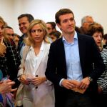 El candidato del PP a la presidencia del Gobierno, Pablo Casado, y su esposa, Isabel Torres, en el colegio Nuestra Señora del Pilar de Madrid