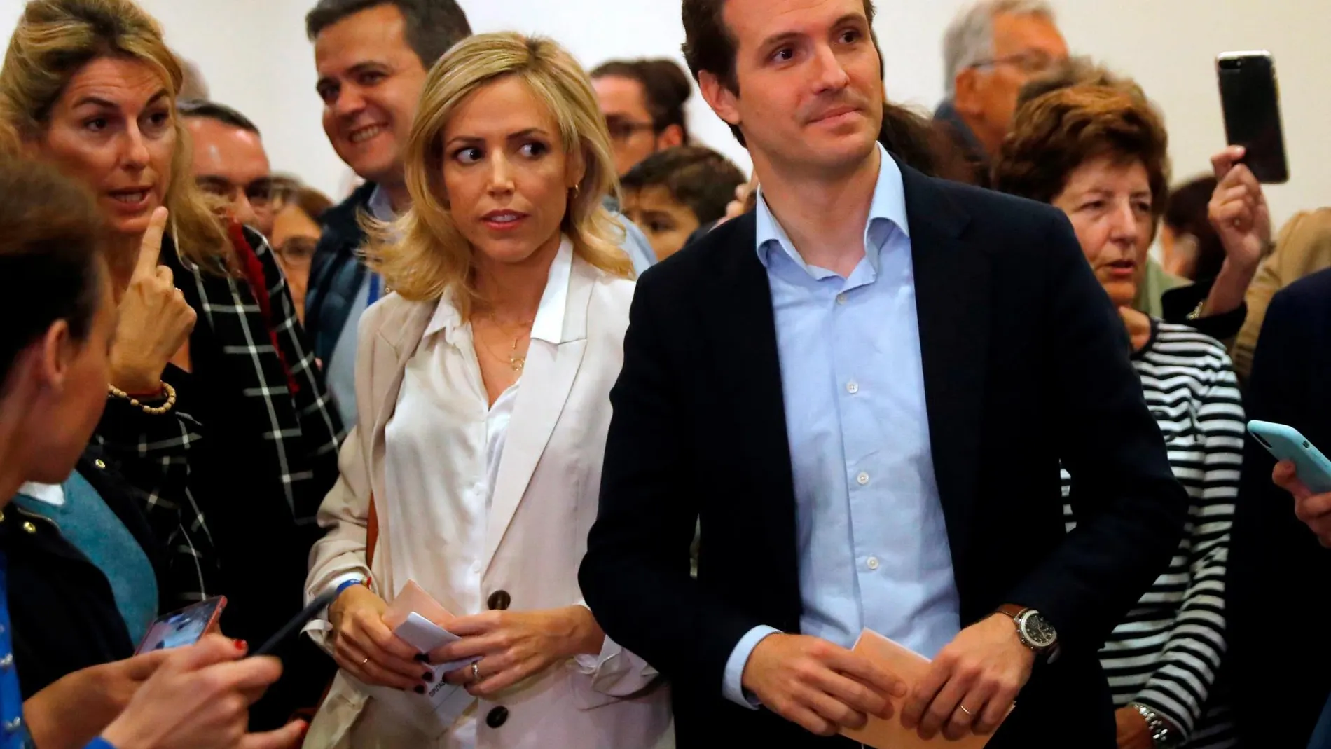 El candidato del PP a la presidencia del Gobierno, Pablo Casado, y su esposa, Isabel Torres, en el colegio Nuestra Señora del Pilar de Madrid