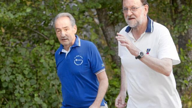 El presidente del Gobierno en funciones (junto a José Benito Marín, marido de Ana Pastor) corrió ayer por los alrededores de Ribadumia, Pontevedra.