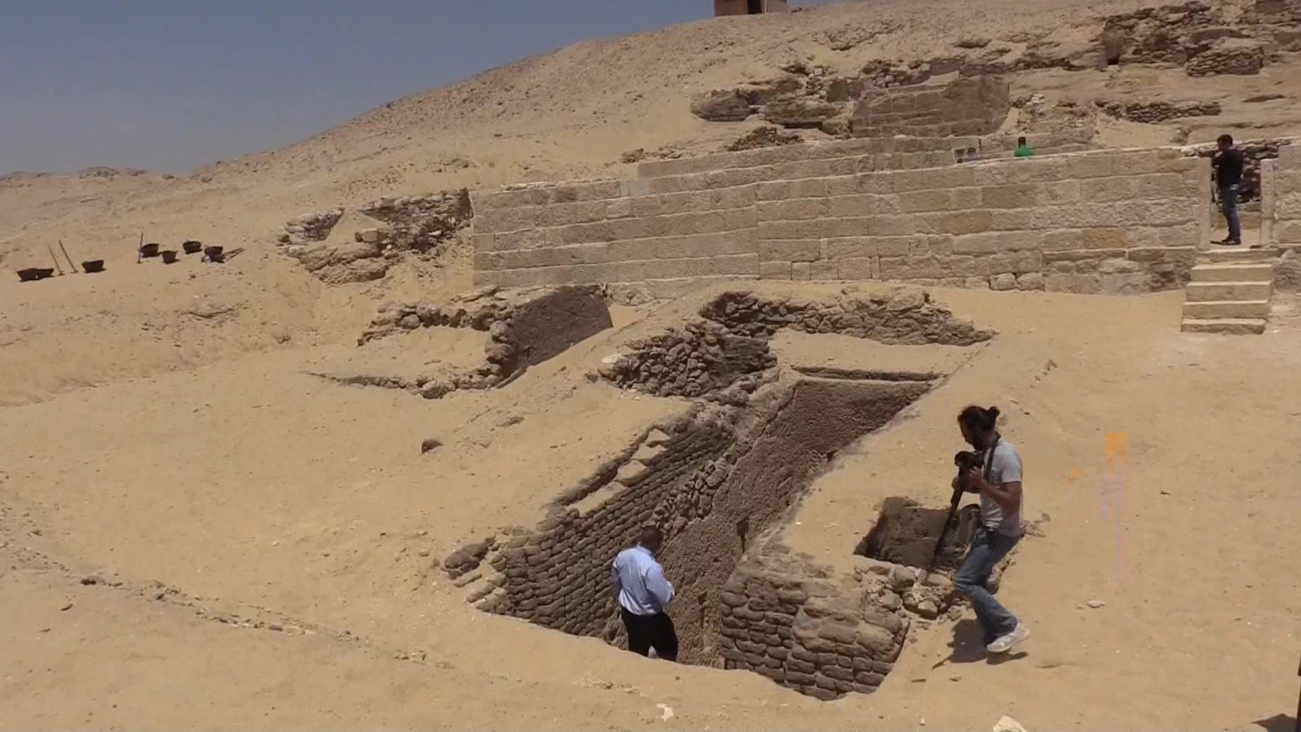 Descubren tres nuevas tumbas debajo de las pirámides de Guiza